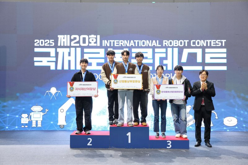 [천안=뉴시스] 한국기술교육대학교 메카트로닉스학부 로봇연구동아리 가제트팀(가운데)이 한국전자기술원 주최 로봇제조공정활용 경진대회에서 산업통상부장관상을 수상했다. (사진=한기대 제공) 2025.11.04. photo@newsis.com *재판매 및 DB 금지