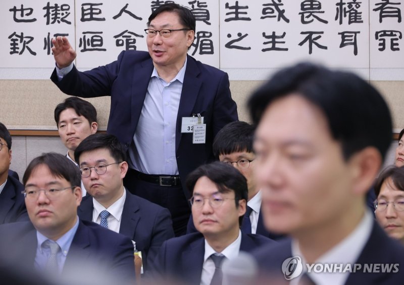 발언권 요청하는 이화영 전 경기도 평화부지사 (출처=연합뉴스)