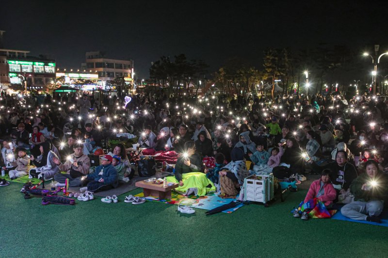 [당진=뉴시스] 지난 1일 충남 당진 삽교호 관광지 일원에서 열린 올해 마지막 드론 라이트쇼를 찾은 광광객들이 드론쇼가 푤쳐지는 하늘을 올려다 보고 있다. (사진=당진시 제공) 2025.11.04. photo@newsis.com *재판매 및 DB 금지