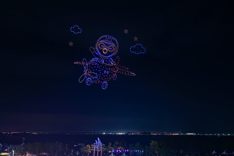 [당진=뉴시스] 지난 1일 충남 당진 삽교호 관광지 일원 밤 하늘에 드론들이 뽀로로를 수놓고 있다. (사진=당진시 제굥) 2025.11.04. photo@newsis.com *재판매 및 DB 금지