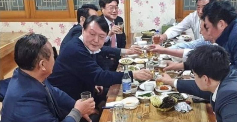 지난 2021년 12월 당시 국민의힘 윤석열 대선후보가 이준석 국민의힘 대표, 김기현 원내대표 등과 울산 울주군의 한 식당에서 일명 '울산회동'을 하며 술을 마시는 모습이 사진에 찍혀 온라인에 올라왔다. /사진=온라인 커뮤니티