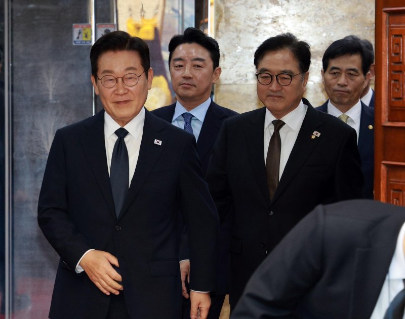 [서울=뉴시스] 고범준 기자 = 이재명 대통령이 4일 서울 여의도 국회에서 2026년도 정부 예산안에 대한 시정연설에 앞서 우원식 국회의장과 사전환담장으로 향하고 있다. 2025.11.04. bjko@newsis.com