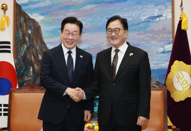 [서울=뉴시스] 고범준 기자 = 이재명 대통령이 4일 서울 여의도 국회에서 2026년도 정부 예산안에 대한 시정연설에 앞서 우원식 국회의장과 사전환담 하며 악수하고 있다. 2025.11.04. bjko@newsis.com