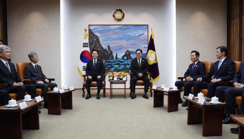 [서울=뉴시스] 고범준 기자 = 이재명 대통령이 4일 서울 여의도 국회에서 2026년도 정부 예산안에 대한 시정연설에 앞서 우원식 국회의장과 사전환담을 하고 있다. 2025.11.04. bjko@newsis.com