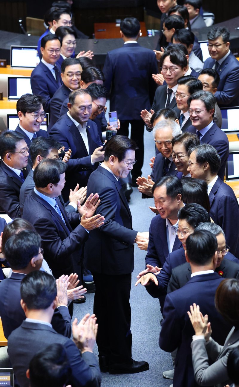 [서울=뉴시스] 고범준 기자 = 이재명 대통령이 4일 서울 여의도 국회에서 2026년도 정부 예산안에 대한 시정연설에 앞서 더불어민주당 의원들과 인사하고 있다. 2025.11.04. bjko@newsis.com
