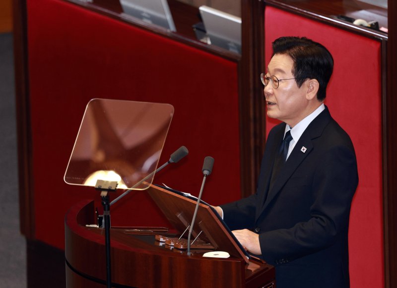 [서울=뉴시스] 고범준 기자 = 이재명 대통령이 4일 서울 여의도 국회에서 2026년도 정부 예산안에 대한 시정연설을 하고 있다. 2025.11.04. bjko@newsis.com