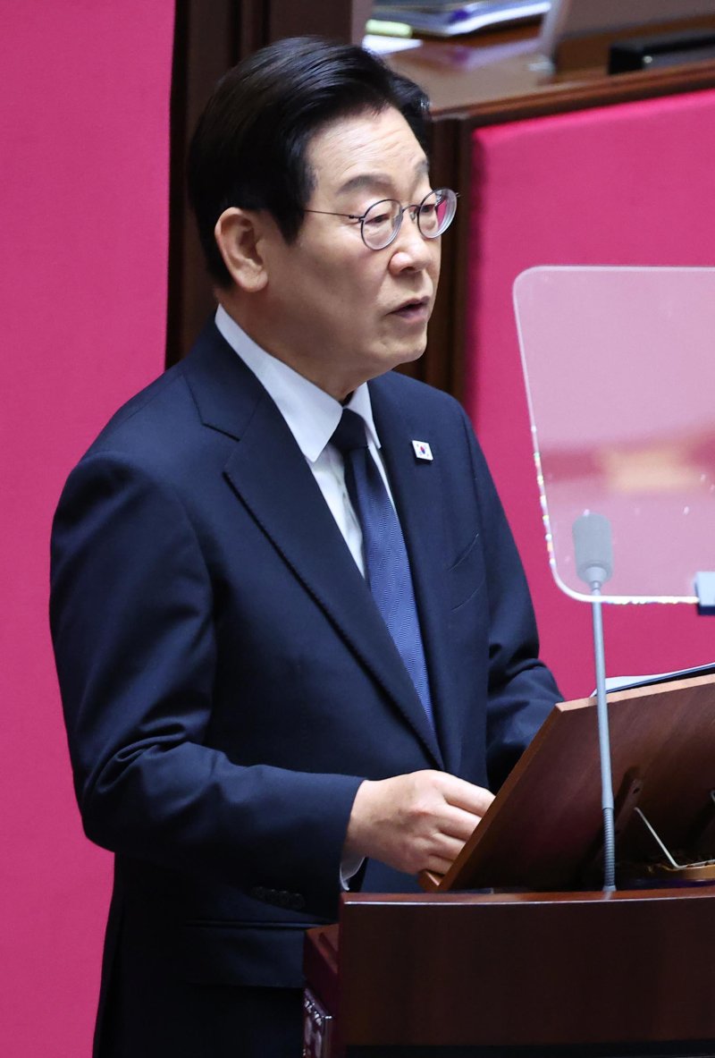 [서울=뉴시스] 고범준 기자 = 이재명 대통령이 4일 서울 여의도 국회에서 2026년도 정부 예산안에 대한 시정연설을 하고 있다. 2025.11.04. bjko@newsis.com