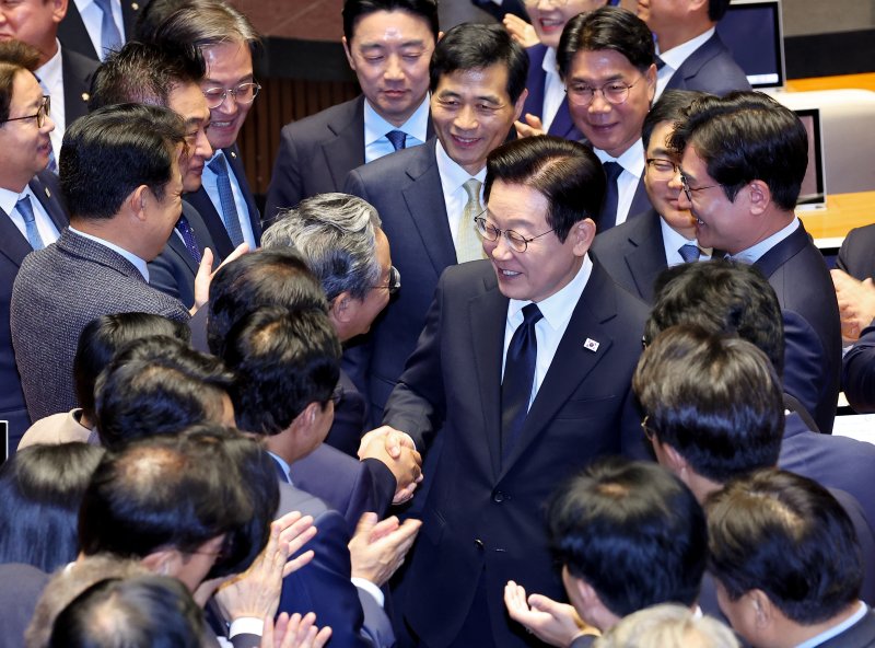 [서울=뉴시스] 고범준 기자 = 이재명 대통령이 4일 서울 여의도 국회에서 2026년도 정부 예산안에 대한 시정연설을 마치고 더불어민주당 의원들과 인사하고 있다. 2025.11.04. bjko@newsis.com