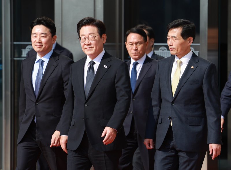 [서울=뉴시스] 고범준 기자 = 이재명 대통령이 4일 서울 여의도 국회에서 열린 2026년도 정부 예산안에 대한 시정연설을 마치고 이동하고 있다. 2025.11.04. bjko@newsis.com