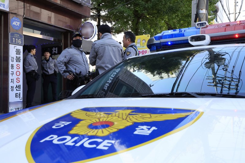 4일 서울 강동구 천호동의 한 재건축조합 사무실에서 흉기 난동 사건이 발생, 출동한 경찰이 현장을 통제하고 있다. 2025.11.4/뉴스1 ⓒ News1 박정호 기자