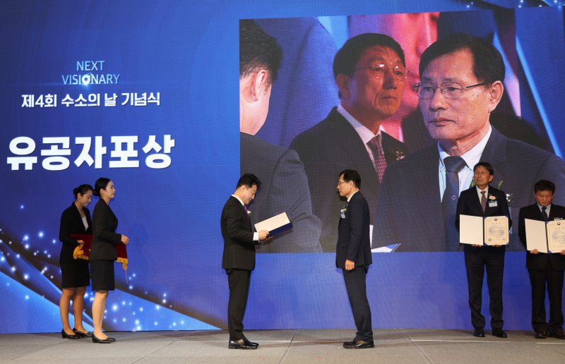 [천안=뉴시스] 충남테크노파크(충남TP)가 제4회 수소의 날 기념식에서 기후에너지환경부장관상을 수상했다. (사진=충남TP 제공) 2025.11.04. photo@newsis.com *재판매 및 DB 금지