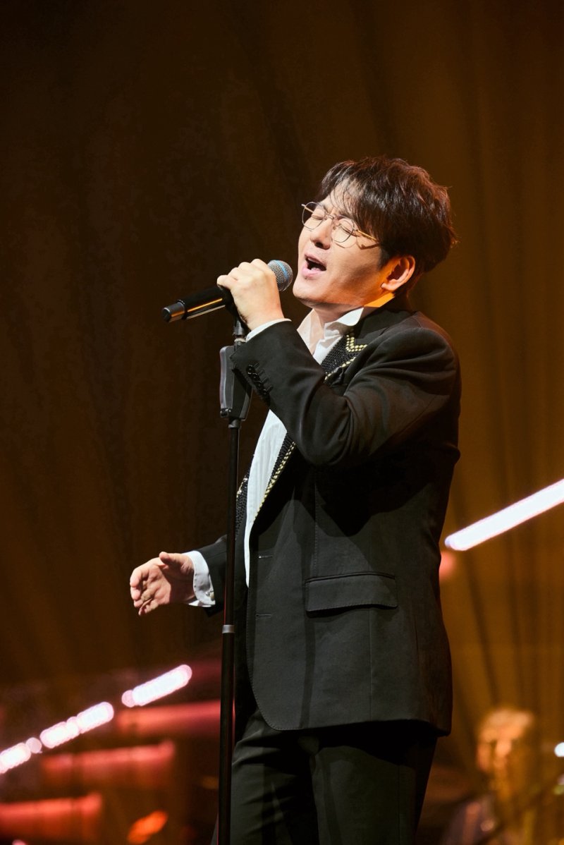 [서울=뉴시스] 신승훈. (사진 = 도로시 컴퍼니 제공) 2025.11.04. photo@newsis.com *재판매 및 DB 금지