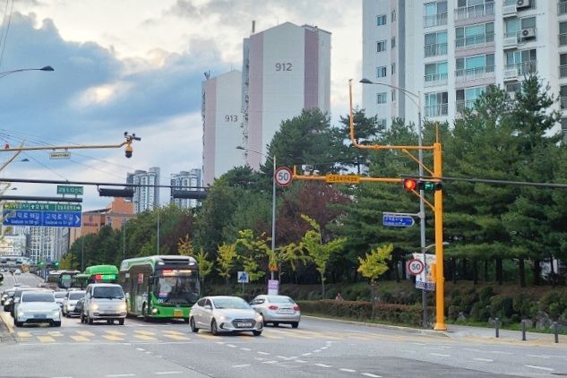 서울 강동구 강솔초등학교 앞에 무인단속카메라가 설치돼 있다. 강동구 제공