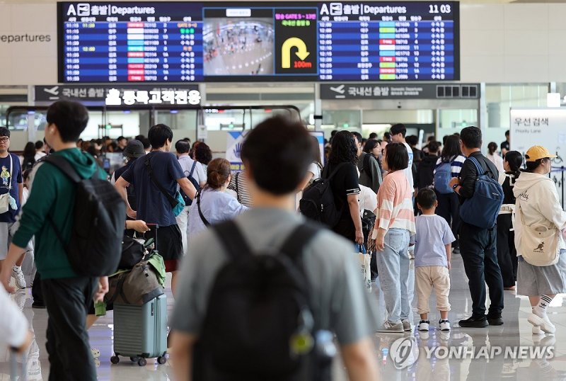 추석 연휴 막바지…붐비는 제주공항 (출처=연합뉴스)