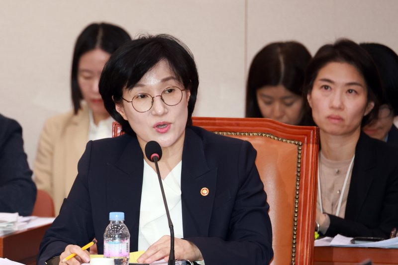 [서울=뉴시스] 고승민 기자 = 원민경 성평등가족부 장관이 4일 서울 여의도 국회에서 열린 성평등가족위원회의 성평등가족부 등 국정감사에서 의원 질의에 답하고 있다. 2025.11.04. kkssmm99@newsis.com
