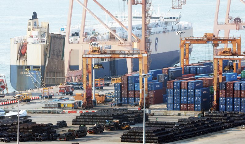 10월 29일 오후 경기 평택시 포승읍 평택항에 수출용 컨테이너들이 쌓여있는 모습. 2025.10.29/뉴스1 ⓒ News1 김영운 기자