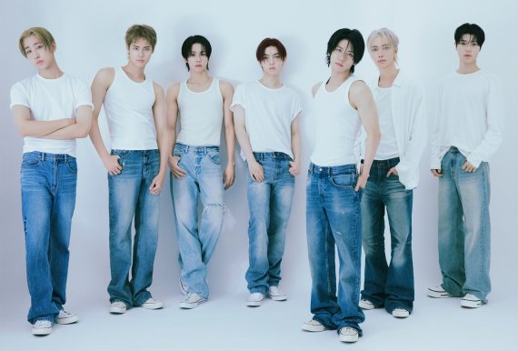 뉴비트, 청량 소년美→다크 섹시…단체 콘셉트 눈길