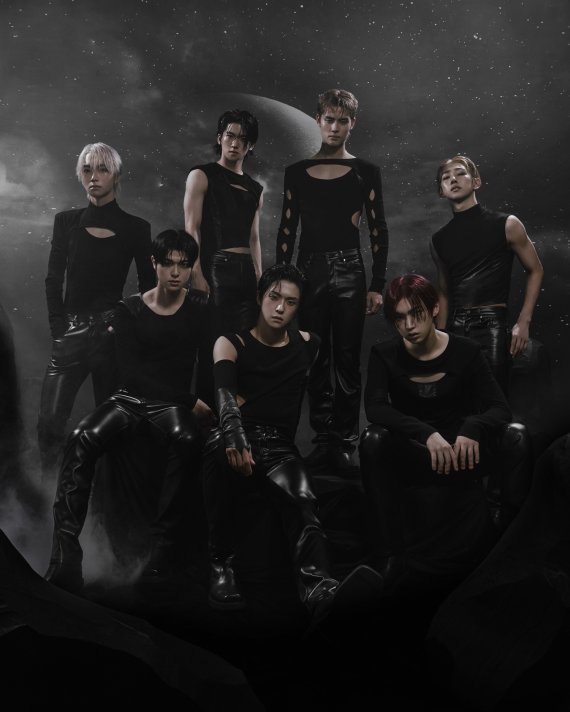 뉴비트, 청량 소년美→다크 섹시…단체 콘셉트 눈길