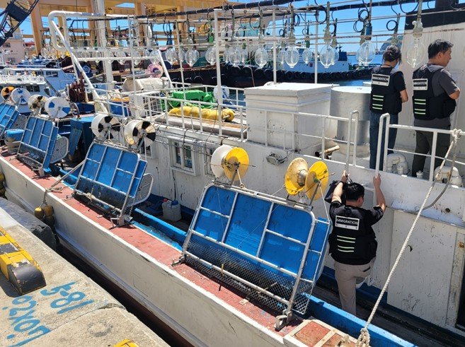 [부산=뉴시스] 부산출입국·외국인청 이민특수조사대는 무사증인 제주도에서 베트남인들의 무단 이탈을 도운 혐의를 받는 일당이 범행에 사용한 어선을 수색하고 있다. (사진=부산출입국·외국인청 제공) 2025.11.04. photo@newsis.com *재판매 및 DB 금지