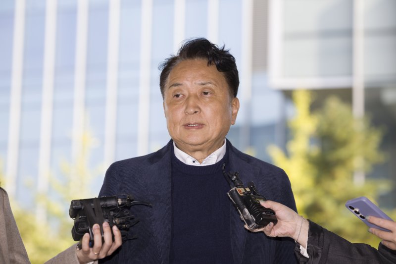 [서울=뉴시스] 김근수 기자 = 국회 오송참사 국정조사에서 위증한 혐의를 받는 김영환 충북지사가 4일 오후 서울 영등포경찰서로 출석하고 있다. 2025.11.04. ks@newsis.com