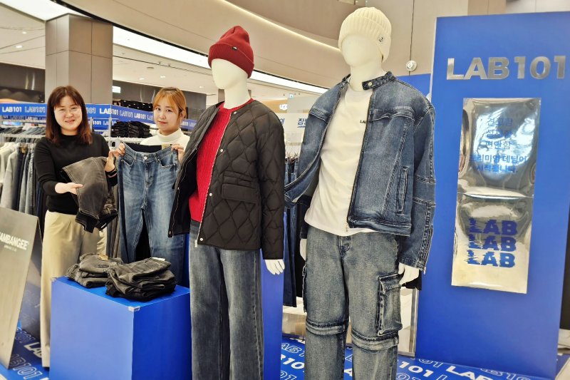 신세계백화점 센텀시티 관계자들이 데님 브랜드 LAB101의 제품을 소개하고 있다. (신세계 센텀시티 제공. 재판매 및 DB 금지)
