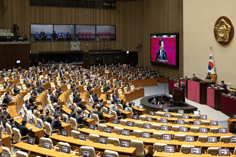 이재명 대통령이 4일 서울 여의도 국회의사당 본회의장에서 내년도 정부 예산안에 대한 시정연설을 하는 가운데 국민의힘 의원들의 자리가 비어 있다. ⓒ News1 국회사진기자단