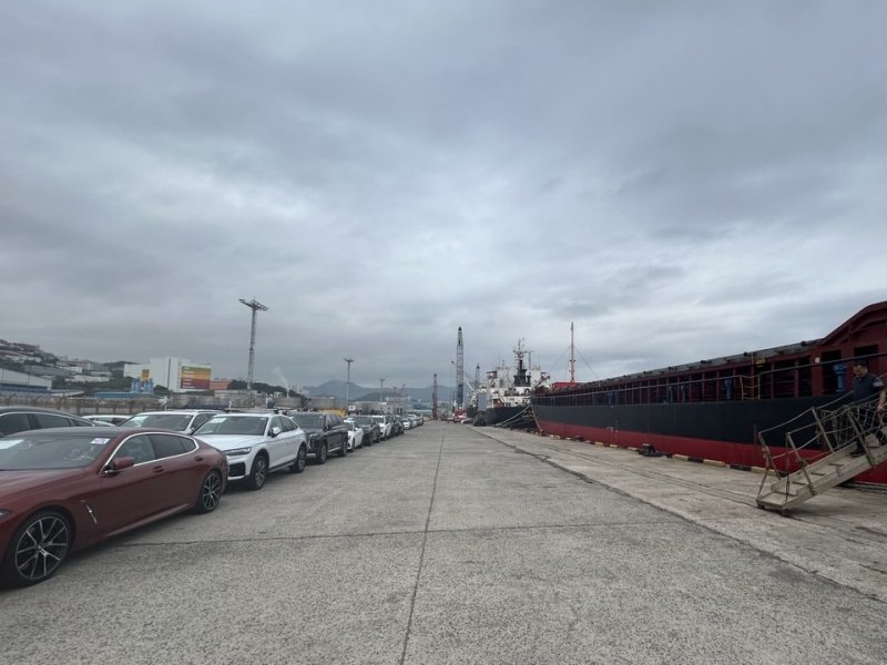 [부산=뉴시스] 감천항 내 선적 대기 중인 중고차 화물. (사진=부산지방해양수산청 제공) 2025.11.04. photo@newsis.com *재판매 및 DB 금지