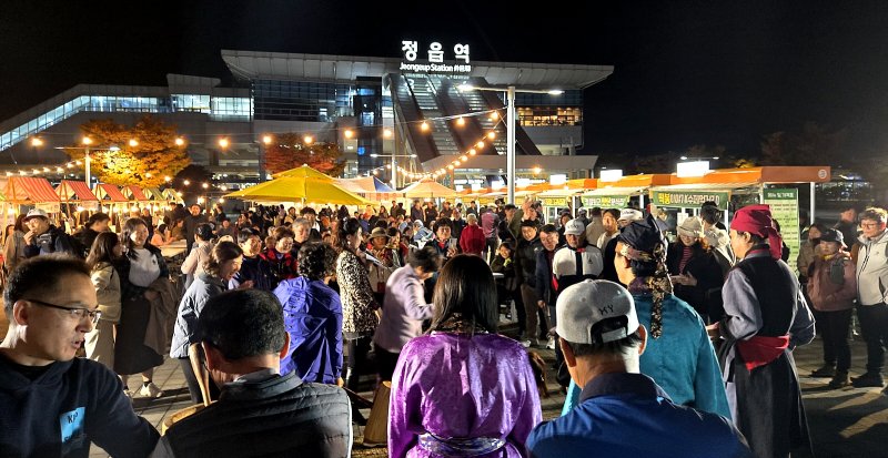 [정읍=뉴시스] 정읍역 광장에서 주말마다 펼쳐지고 있는 '슈퍼푸드 페스티벌', 많은 수의 방문객들이 함께 축제를 즐기고 있다. *재판매 및 DB 금지