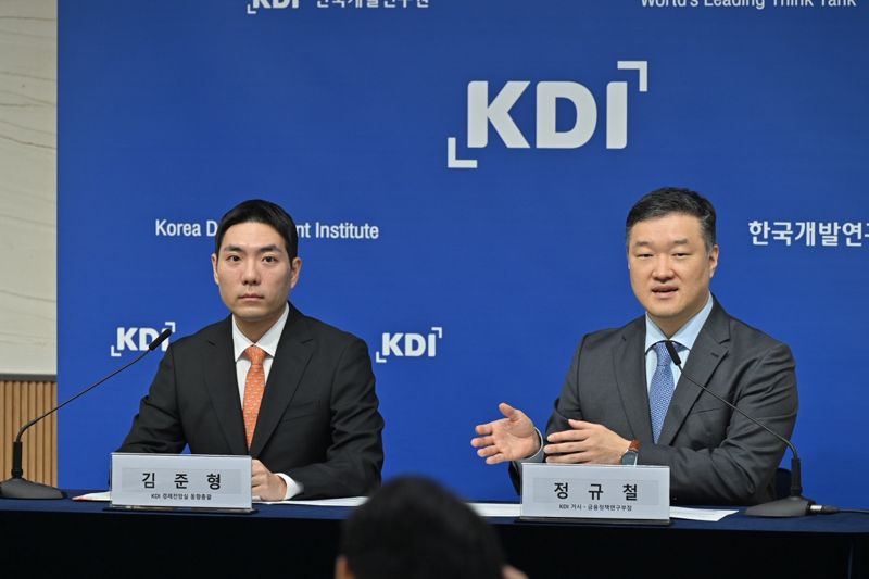 한국개발연구원(KDI)은 4일 해외투자 증가의 거시경제적 배경과 함의 보고서를 발표했다. KDI 김준형, 정규철 연구위원이 설명하고 있다. KDI 제공