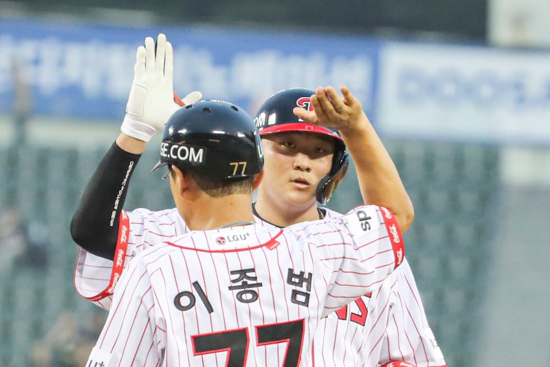 [서울=뉴시스] 권창회 기자 = 21일 오후 서울 송파구 잠실야구장에서 열린 2023 KBO리그 SSG랜더스 대 LG 트윈스 경기, 4회 말 2사 주자 2루서 LG 이재원이 1타점 적시타를 친 뒤 이종범 코치와 하이파이브를 하고 있다. 2023.07.21. kch0523@newsis.com