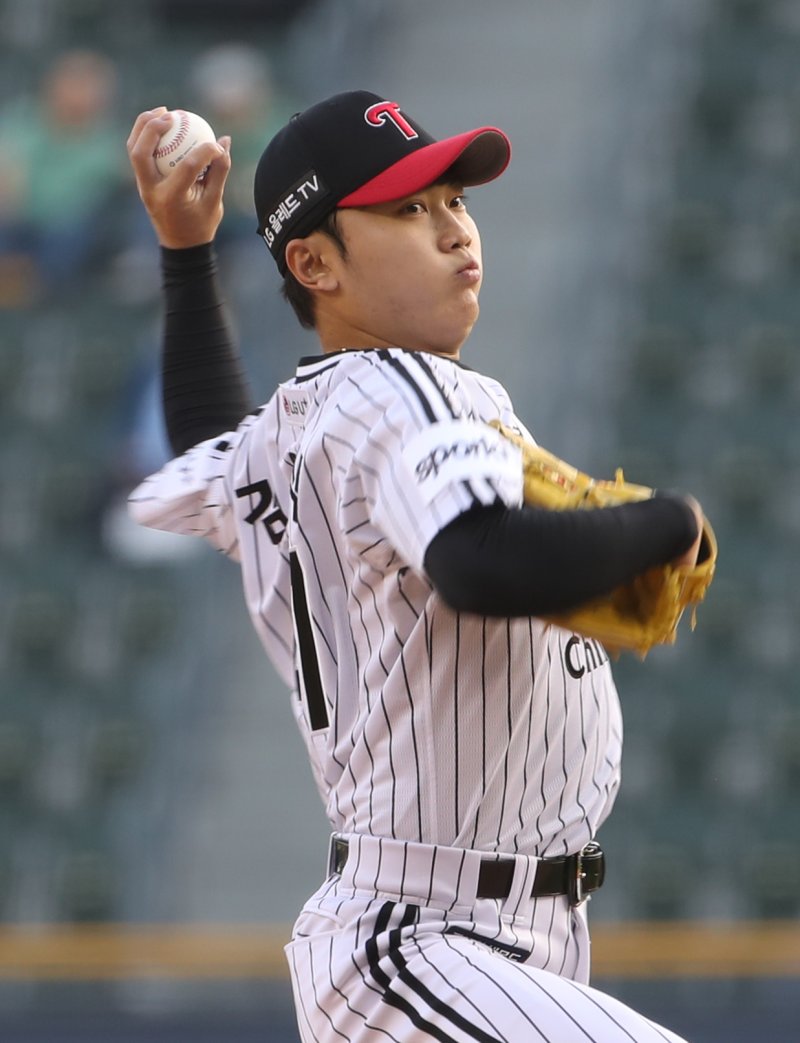 [서울=뉴시스] 조수정 기자 = 16일 서울 송파구 잠실야구장에서 열린 2023 KBO리그 LG트윈스와 kt위즈의 경기, 1회초 LG 선발투수 김윤식이 역투하고 있다. 2023.05.16. chocrystal@newsis.com