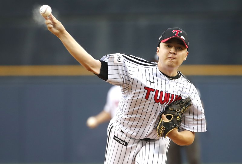 [서울=뉴시스] 정병혁 기자 = 30일 서울 송파구 잠실야구장에서 열린 2023 프로야구 LG 트윈스 대 롯데 자이언츠의 경기, LG 선발 이민호가 역투하고 있다. 2023.05.30. jhope@newsis.com