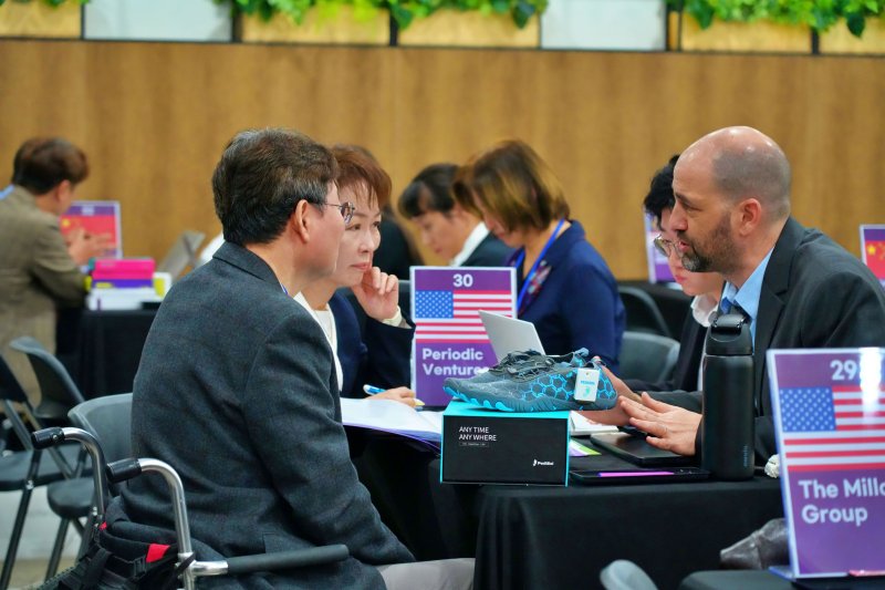 [성남=뉴시스] '성남 국제 바이오헬스케어 컨벤션(SBIC 2025)'에서 참가 기업들이 수출상담을 진행하고 있다. (사진=성남시 제공) 2025.11.04. photo@newsis.com