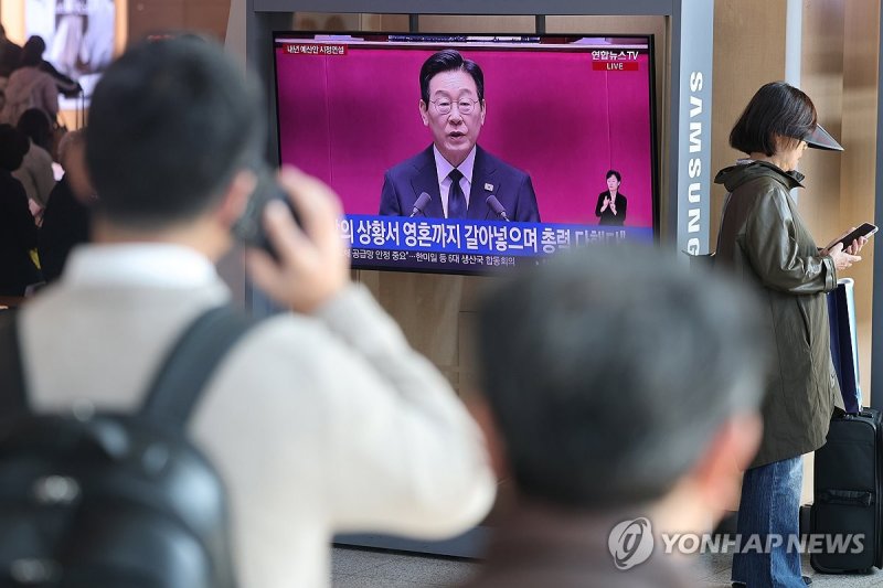 서울역 대합실에서 흘러나오는 이재명 대통령 시정연설 중계방송 (출처=연합뉴스)