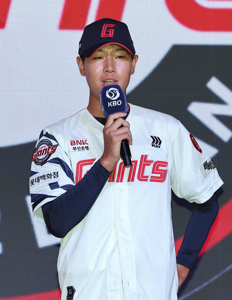 대선 고교 최동원상을 받은 신동건(롯데). /뉴스1 DB ⓒ News1 김진환 기자