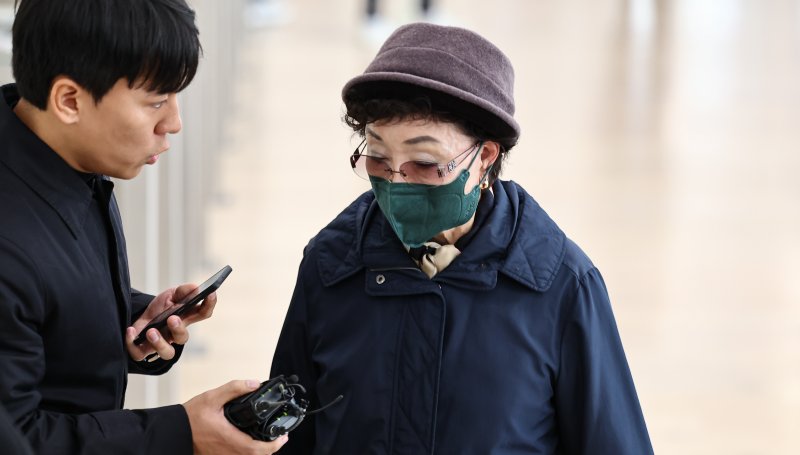 윤석열 전 대통령의 부인 김건희 여사의 모친 최은순씨가 4일 오전 서울 종로구 KT광화문빌딩 웨스트에 마련된 김건희특검 사무실에 피의자 신분으로 출석하고 있다. 2025.11.4/뉴스1 ⓒ News1 김도우 기자