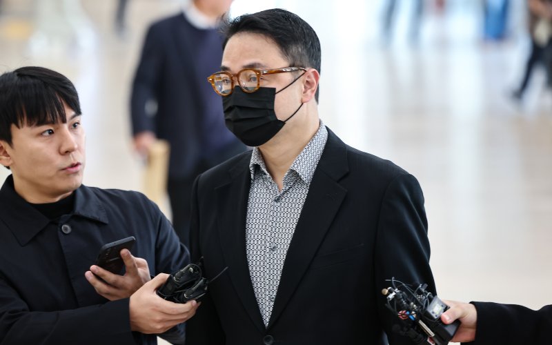 윤석열 전 대통령의 부인 김건희 여사의 오빠 김진우씨가 4일 오전 서울 종로구 KT광화문빌딩 웨스트에 마련된 김건희특검 사무실에 피의자 신분으로 출석하고 있다. 2025.11.4/뉴스1 ⓒ News1 김도우 기자