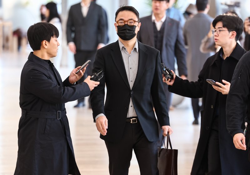 윤석열 전 대통령의 부인 김건희 여사의 오빠 김진우씨가 4일 오전 서울 종로구 KT광화문빌딩 웨스트에 마련된 김건희특검 사무실에 피의자 신분으로 출석하고 있다. 2025.11.4/뉴스1 ⓒ News1 김도우 기자