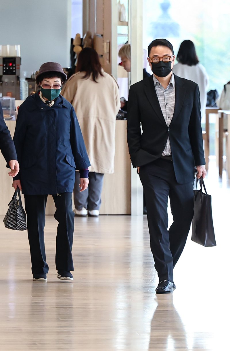 윤석열 전 대통령의 부인 김건희 여사의 모친 최은순씨와 오빠 김진우씨가 4일 오전 서울 종로구 KT광화문빌딩 웨스트에 마련된 김건희특검 사무실에 피의자 신분으로 출석하고 있다. 2025.11.4/뉴스1 ⓒ News1 김도우 기자