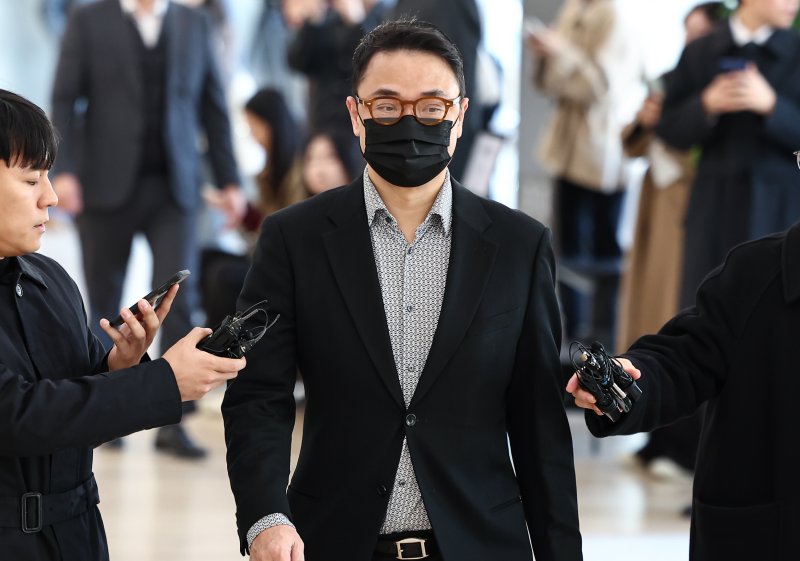 윤석열 전 대통령의 부인 김건희 여사의 오빠 김진우씨가 4일 오전 서울 종로구 KT광화문빌딩 웨스트에 마련된 김건희특검 사무실에 피의자 신분으로 출석하고 있다. 2025.11.4/뉴스1 ⓒ News1 김도우 기자