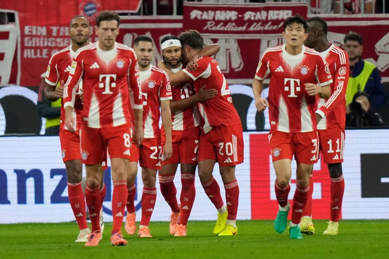 [뮌헨=AP/뉴시스] 바이에른 뮌헨의 김민재(오른쪽)가 1일(현지 시간) 독일 뮌헨 알리안츠 아레나에서 열린 2025-26 분데스리가 9라운드 레버쿠젠과 경기를 승리로 마친 후 동료들과 자축하고 있다. 김민재는 풀타임을 소화하며 팀의 3-0 승리를 지켰고, 뮌헨은 9전 전승으로 1위를 지켰다. 2025.11.02.