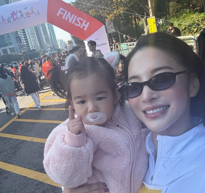 'LA 며느리' NS윤지 딸과 행복한 미소…여전히 예쁘네