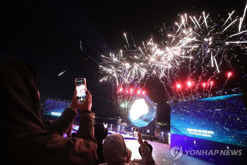 경주 APEC 밤 수놓는 멀티미디어쇼 (출처=연합뉴스)