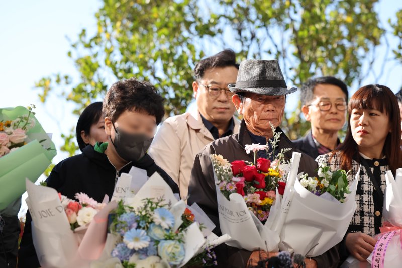 28일 오후 광주고등법원에서 가족과 마을 주민을 살해한 혐의에 대해 재심 재판을 받은 '순천 청산가리 막걸리 살인사건'의 부녀가 16년 만에 '무죄'를 선고받은 후 발언하고 있다. 2025.10.28/뉴스1 ⓒ News1 박지현 기자