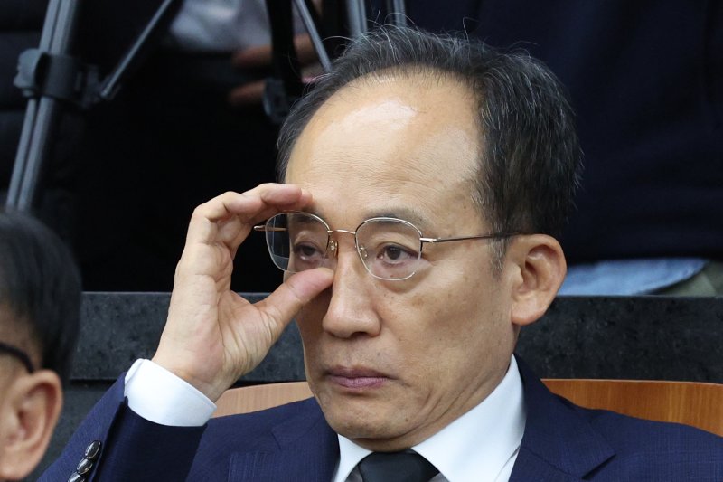 구속영장이 청구된 추경호 국민의힘 의원이 4일 서울 여의도 국회에서 열린 의원총회에서 안경을 고쳐쓰고 있다. 뉴스1