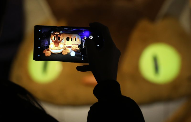 서울 종로구 세종문화회관 미술관에서 열린 '스튜디오 지브리 대박람회'에서 한 관람객이 미야자키 하야오 감독의 애니메이션에 나오는 캐릭터를 스마트폰 카메라에 담고 있다. (사진은 기사 내용과 무관함) 2017.12.5/뉴스1 ⓒ News1 구윤성 기자