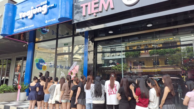 [서울=뉴시스] '요아정 다낭 미케비치점' 앞에 긴 웨이팅 행렬이 늘어서 있다.(사진=요아정 제공) *재판매 및 DB 금지