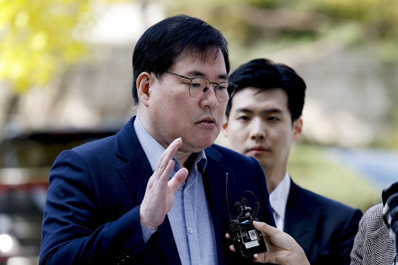 대장동 개발 비리 의혹으로 재판에 넘겨진 유동규 전 성남도시개발공사 기획본부장이 31일 서울 서초구 중앙지법에서 열린 1심 선고공판에 출석하며 입장을 밝히고 있다. (공동취재) 2025.10.31/뉴스1 ⓒ News1 이광호 기자