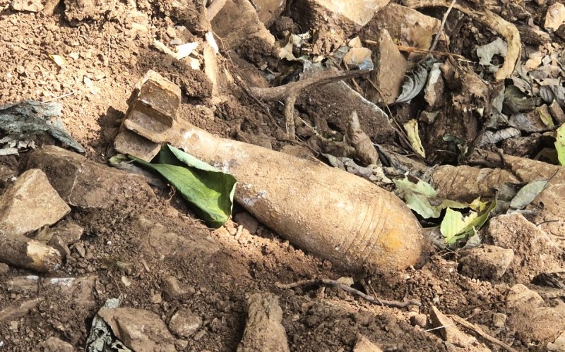 [단양=뉴시스] 4일 충북 단양군 단양읍의 동서트레일길 숲길 조성 공사 현장에서 발견된 박격포탄 (사진= 단양소방서 제공) 2025.11.04. photo@newsis.com *재판매 및 DB 금지