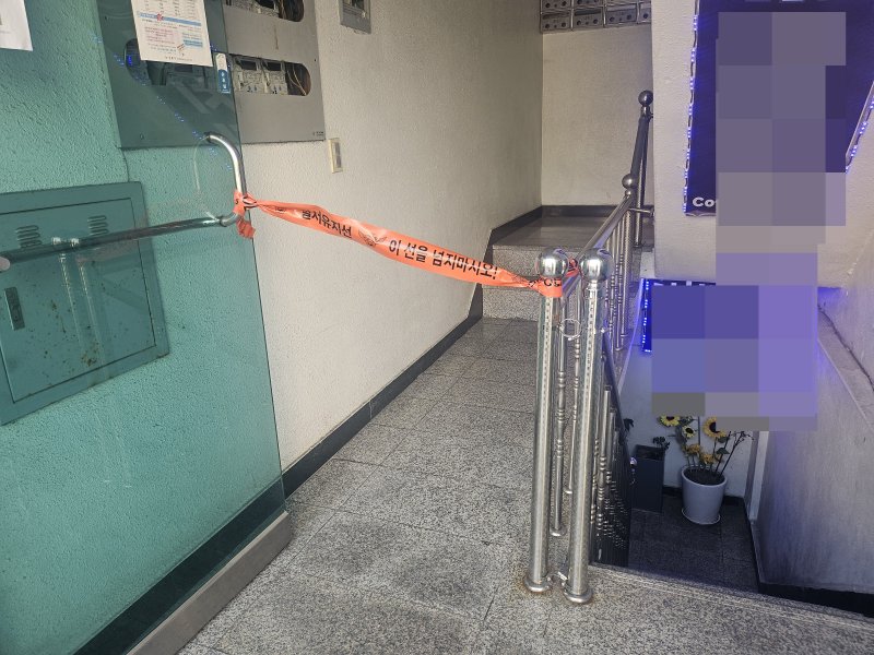 [서울=뉴시스] 조수원 기자 = 4일 오전 서울 강동구의 한 재개발조합 사무실에서 흉기 난동 사건이 발생했다.2025.11.04. tide1@newsis.com *재판매 및 DB 금지